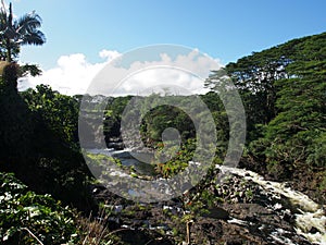 Wailuku River runs towards Boiling Pots